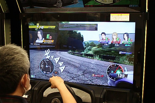 画像ギャラリー No.006のサムネイル画像 / 「頭文字D THE ARCADE」の体験会レポート。注目の店内4人対戦モードは一瞬たりとも気が抜けない