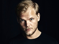 「AVICII Invector：Encore Edition」のヘブントリビュートトレイラーが公開。Heavenの曲にあわせ，制作に携わったAviciiの様子が伺える