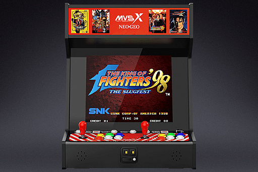 画像ギャラリー No.001のサムネイル画像 / NEO・GEOの50タイトルを収録した「SNK NEOGEO MVSX」が北米向けに発表。台座込みで“駄菓子屋ネオジオ”とほぼ同じ全高