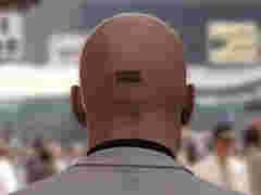 「HITMAN 3」の4K解像度に対応したゲームプレイトレイラーが公開。砂漠の夕日に照らされた高層ビルや，ネオンが輝く夜道で標的を討つ