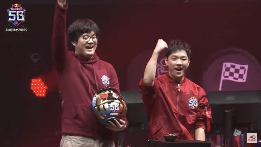 画像ギャラリー No.002のサムネイル画像 / Red Bull 5G 2021 FINALS「ぷよぷよテトリス2」部門で,あめみやたいよう選手となしー選手が優勝