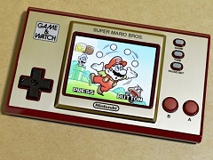 「ゲーム＆ウオッチ スーパーマリオブラザーズ」を紹介。ゲームはもちろん時計も楽しい，ゲーム＆ウオッチ40周年とスーパーマリオ35周年のお祝いアイテム