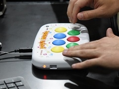 ［JAEPO2023］ 「pop'n music Lively」専用コントローラの小型版がコナミアミューズメントブースに。過去の家庭用専コンを踏襲・改良