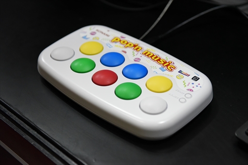 画像ギャラリー No.003のサムネイル画像 / ［JAEPO2023］ 「pop'n music Lively」専用コントローラの小型版がコナミアミューズメントブースに。過去の家庭用専コンを踏襲・改良