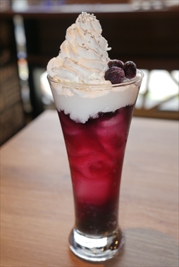 画像ギャラリー No.015のサムネイル画像 / カプコンカフェ×「デビル メイ クライ 5」コラボは7月16日にスタート。キャラクターモチーフのメニューが振る舞われた試食会レポートをお届け