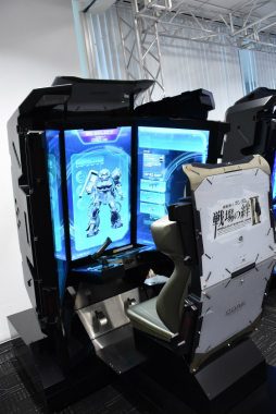 画像ギャラリー No.008のサムネイル画像 / 「機動戦士ガンダム 戦場の絆II」試遊レポート＆プロデューサーインタビュー。開放型の新筐体で，MSによる迫力のバトルが展開