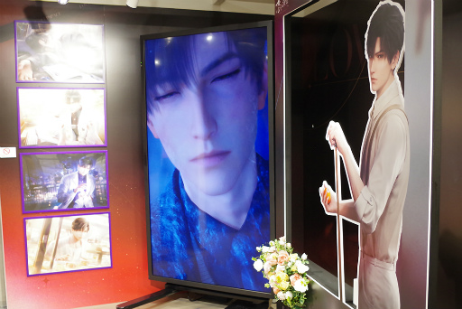 画像ギャラリー No.016のサムネイル画像 / カレのキス顔が大画面で!? 「恋と深空」POP UP EVENTを奇声をこらえて見てきました【イベントレポート】