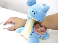 ラプラスとワンパチの「ポケットモンスター もふもふ★うでまくら」，ヴィレッジヴァンガードオンラインストアで予約を受付中