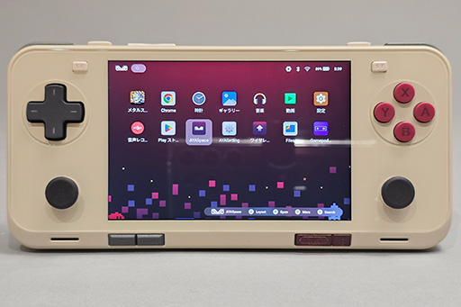 画像ギャラリー No.003のサムネイル画像 / 写真で見るAndroid携帯ゲーム機「AYANEO Pocket ACE」。質感の良いレトロゲーム向けのポケットサイズゲーム機だ