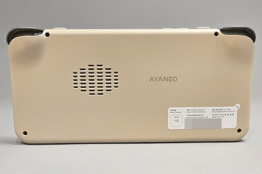 画像ギャラリー No.008のサムネイル画像 / 写真で見るAndroid携帯ゲーム機「AYANEO Pocket ACE」。質感の良いレトロゲーム向けのポケットサイズゲーム機だ