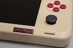 画像ギャラリー No.011のサムネイル画像 / 写真で見るAndroid携帯ゲーム機「AYANEO Pocket ACE」。質感の良いレトロゲーム向けのポケットサイズゲーム機だ