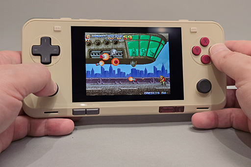 画像ギャラリー No.013のサムネイル画像 / 写真で見るAndroid携帯ゲーム機「AYANEO Pocket ACE」。質感の良いレトロゲーム向けのポケットサイズゲーム機だ