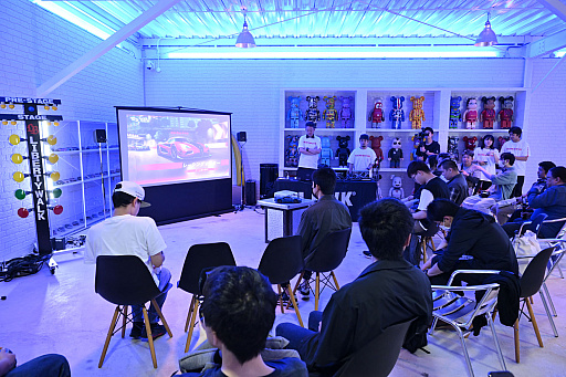 画像ギャラリー No.017のサムネイル画像 / スーパーカーに囲まれてレースゲーム「レーシングマスター」をプレイ！ リバティウォークで開催されたデモプレイイベントをレポート