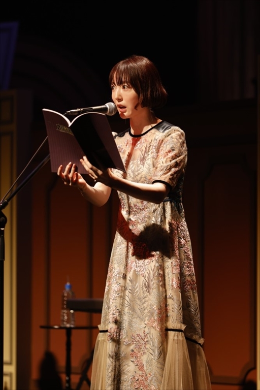 画像ギャラリー No.004のサムネイル画像 / 「大逆転裁判 -成歩堂龍ノ介と朗読の会-」レポート。竹本英史さんが演じる夏目漱石が，原作を再現したポーズで会場を魅了する