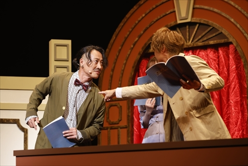 画像ギャラリー No.014のサムネイル画像 / 「大逆転裁判 -成歩堂龍ノ介と朗読の会-」レポート。竹本英史さんが演じる夏目漱石が，原作を再現したポーズで会場を魅了する