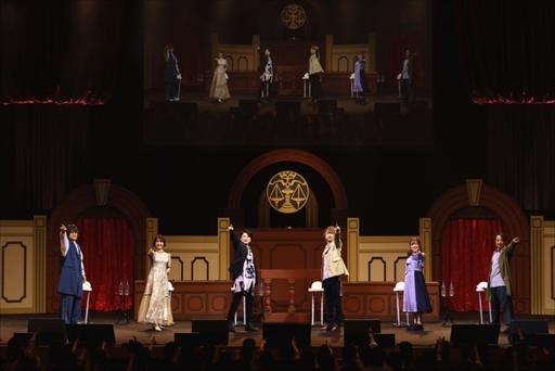 画像ギャラリー No.017のサムネイル画像 / 「大逆転裁判 -成歩堂龍ノ介と朗読の会-」レポート。竹本英史さんが演じる夏目漱石が，原作を再現したポーズで会場を魅了する
