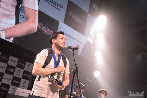 画像ギャラリー No.044のサムネイル画像 / 「Virtua Fighter esports」部門フォトレポート。現役最強プレイヤーと称されるとんちゃん選手が初代覇者に［EVO Japan 2023］