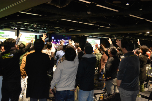 画像ギャラリー No.015のサムネイル画像 / 「VFes」初のオフライン1Dayトーナメントを制したのは塩辛選手。「VIRTUA FIGHTER esports SPECIAL CUP」現地レポート