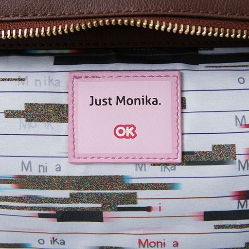 画像ギャラリー No.003のサムネイル画像 / “Just Monika.”のタグが内装に。「ドキドキ文芸部！」の腕時計やトートバッグ，長財布が成約型受注商品として登場