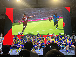 画像ギャラリー No.010のサムネイル画像 / ［TGS2022］WINNER'Sが「eFootball」ステージに登場！ インフルエンサー最強（？）サッカーチームのトークで盛況だった会場の模様をお届け