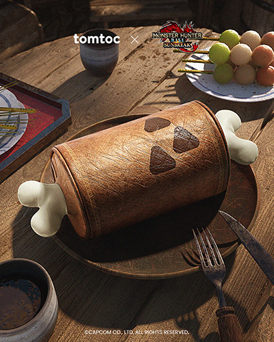 画像ギャラリー No.001のサムネイル画像 / おいしそうな「こんがり肉」のボディバッグが登場。デジタル機器保護ケースブランド「tomtoc」，「モンスターハンター」コラボ商品を発売