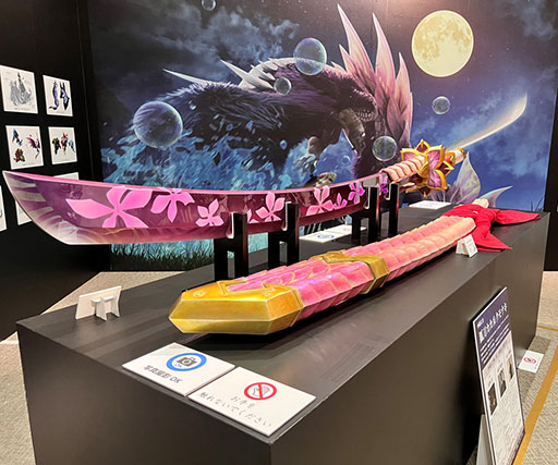 画像ギャラリー No.004のサムネイル画像 / 「モンスターハンター20周年-大狩猟展-」,会場内の展示にフォーカスした映像が公開に。記念グッズやカフェの詳細も掲載