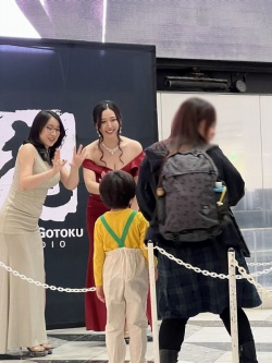 画像ギャラリー No.004のサムネイル画像 / 「龍が如く8」全国体験会 東京会場レポート。横山昌義氏,中谷一博さん,生キャバ嬢役のksonさん,佐山 愛さんが会場の盛り上がりを実感