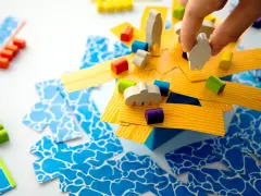 オインクゲームズ，新作バランスゲーム「いかだの5人」をアナログとデジタルで同時リリース。ゲームマーケット2023秋で先行販売