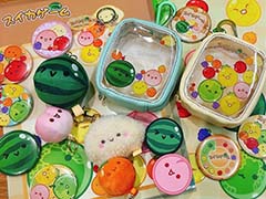 「スイカゲーム」の文具が4月下旬に発売。スクエアメモやピースシール，リール付マスコットなどが登場