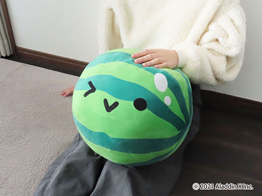画像ギャラリー No.010のサムネイル画像 / 「スイカゲーム」の公式ぬいぐるみがプライズとして登場。全長45cmの特大スイカぬいぐるみが抽選で当たるフォロー＆リポストキャンペーンも開催