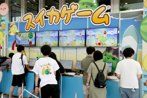 画像ギャラリー No.010のサムネイル画像 / 「スイカゲーム」初のリアルイベント「スイカゲーム 夏のスイカ大収穫祭」レポート。後藤真希さんやインフルエンサーが来場者とチームを組んで対決