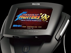 「KOF」「NEOGEO」とコラボした，「KOF '98」をプレイできる業務用体組成計や歩数計，温湿度計（2種）がタニタから発売