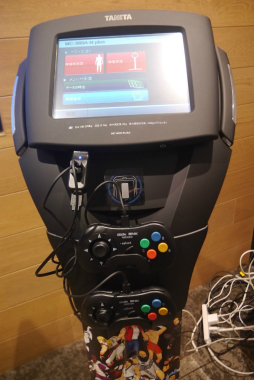 画像ギャラリー No.005のサムネイル画像 / 「KOF’98」をプレイできる体組成計が発表に。京や庵といったファイターたちの体組成も発表された，タニタ×SNKコラボ発表会をレポート