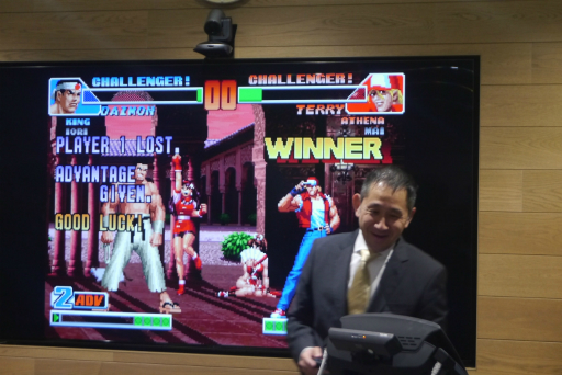 画像ギャラリー No.014のサムネイル画像 / 「KOF’98」をプレイできる体組成計が発表に。京や庵といったファイターたちの体組成も発表された，タニタ×SNKコラボ発表会をレポート