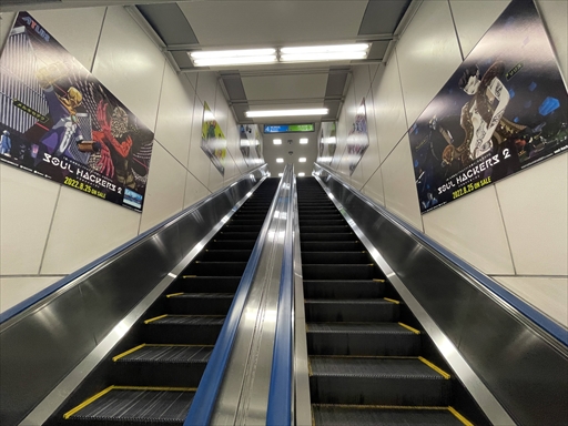 画像ギャラリー No.030のサムネイル画像 / 「ソウルハッカーズ2」,JR秋葉原駅でポスタージャックを開始。クロス新宿ビジョンでスペシャル3D映像が8月23日から上映に