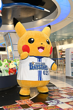 画像ギャラリー No.007のサムネイル画像 / 横浜DeNAベイスターズの選手たちが“ピカチュウヘルメット”をかぶって試合に!?「ポケモンボールパークヨコハマ」開催記者発表会レポート