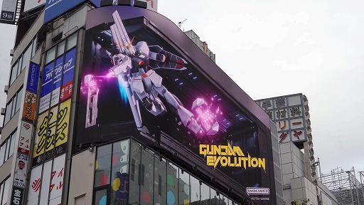 画像ギャラリー No.003のサムネイル画像 / 「GUNDAM EVOLUTION」の3D映像がクロス新宿ビジョンで上映中。原作劇中さながらの，νガンダムとサザビーの戦いを描く映像をチェック