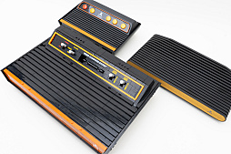 画像ギャラリー No.023のサムネイル画像 / Hiro師匠とレゴブロック「Atari 2600」を組み立てよう！ せっかくだから任天堂のアレも持ってきたよ（「買い物Surfer」第10回）