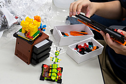 画像ギャラリー No.029のサムネイル画像 / Hiro師匠とレゴブロック「Atari 2600」を組み立てよう！ せっかくだから任天堂のアレも持ってきたよ（「買い物Surfer」第10回）