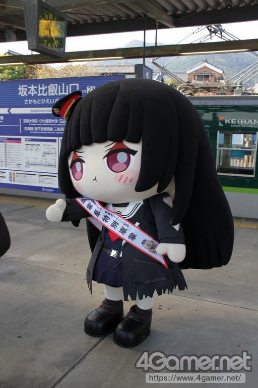 画像ギャラリー No.028のサムネイル画像 / 「鳴潮」と京阪電車のコラボによるラッピング電車が運行。特別車掌に就任した千咲の着ぐるみも登場した，セレモニーの模様をレポート