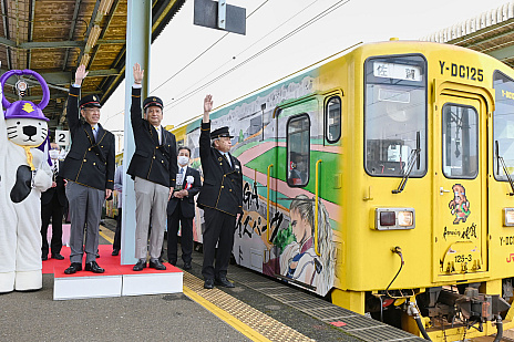 画像ギャラリー No.001のサムネイル画像 / 「ロマンシング佐賀2022」，県内イベントの開始を祝って，JR唐津駅でラッピング列車の出発式を実施