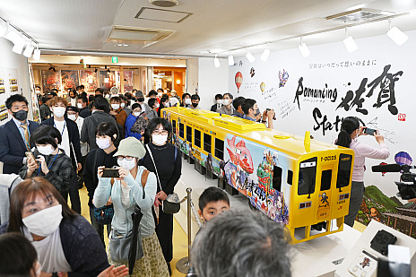 画像ギャラリー No.004のサムネイル画像 / 「ロマンシング佐賀2022」，県内イベントの開始を祝って，JR唐津駅でラッピング列車の出発式を実施