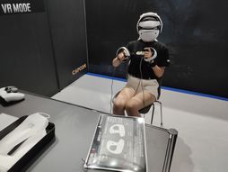 画像ギャラリー No.002のサムネイル画像 / ［TGS2023］狭い部屋や座位でもしっかり遊べる。「バイオハザード RE:4 VRモード」試遊レポート