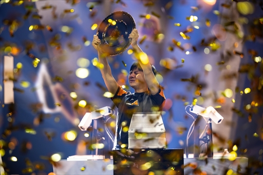 画像ギャラリー No.002のサムネイル画像 / 「Esports World Cup」のスト6部門を中国のシャオハイ選手が制する。EVO 2024でKOFXV部門を制した同選手が変則2冠を成し遂げる