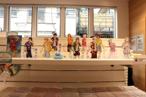 画像ギャラリー No.002のサムネイル画像 / 今年で10年目の「うた☆プリ」コンセプトショップ“SHINING STORE”。「Summer Bloom」をテーマに新たなラインナップを展開