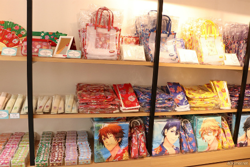 画像ギャラリー No.009のサムネイル画像 / 今年で10年目の「うた☆プリ」コンセプトショップ“SHINING STORE”。「Summer Bloom」をテーマに新たなラインナップを展開