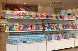 画像ギャラリー No.011のサムネイル画像 / 今年で10年目の「うた☆プリ」コンセプトショップ“SHINING STORE”。「Summer Bloom」をテーマに新たなラインナップを展開