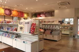 画像ギャラリー No.015のサムネイル画像 / 今年で10年目の「うた☆プリ」コンセプトショップ“SHINING STORE”。「Summer Bloom」をテーマに新たなラインナップを展開