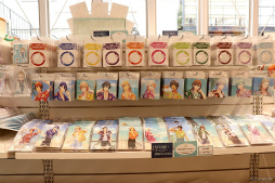 画像ギャラリー No.033のサムネイル画像 / 今年で10年目の「うた☆プリ」コンセプトショップ“SHINING STORE”。「Summer Bloom」をテーマに新たなラインナップを展開