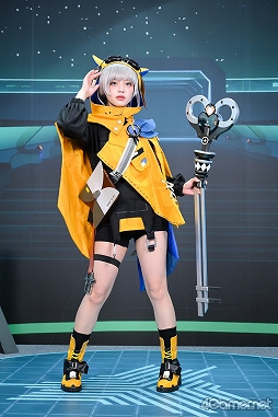 画像ギャラリー No.024のサムネイル画像 / 「イザリア」「ドルフロ2」のキャラに扮した千葉チュチュさん，純米あやのさんらコスプレイヤーをXDブースで激写［TGS2024］